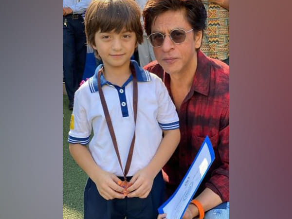 Shah Rukh dances with kids at Dhirubhai Ambani School's annual day function, Kareena cheers for son Tim