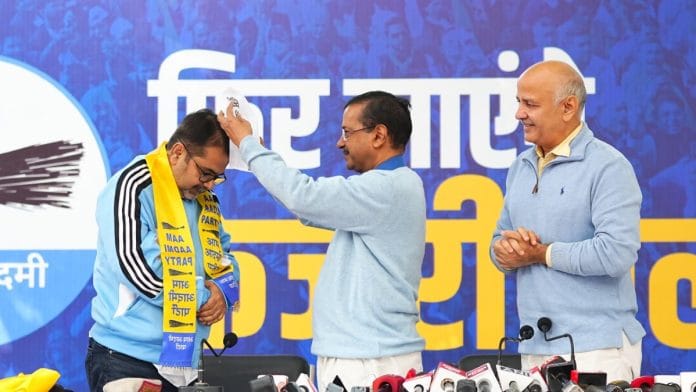 Avadh Ojha joining AAP in presence of Arvind Kejriwal, Manish Sisodia in New Delhi, Monday | X @AamAadmiParty