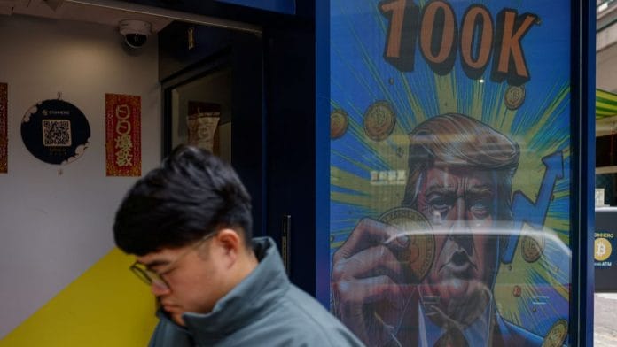 An illustration outside a cryptocurrency exchange store in Hong Kong, China | Photo: REUTERS/Tyrone Siu
