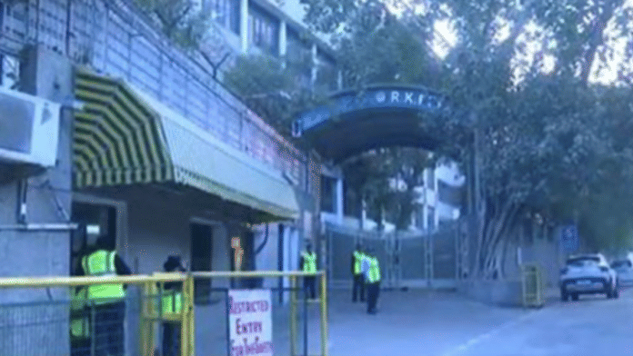 A team of Delhi police arrive at RK Puram's DPS | ANI