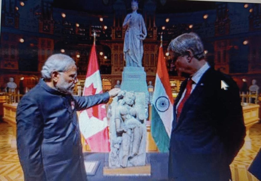 Modi with stolen antiquities 