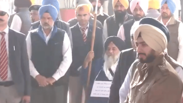 Shiromani Akali Dal's Sukhbir Singh Badal arrives at Takhat Sri Kesgarh Sahib in Anandpur Sahib to perform 'seva'. | X\@ANI