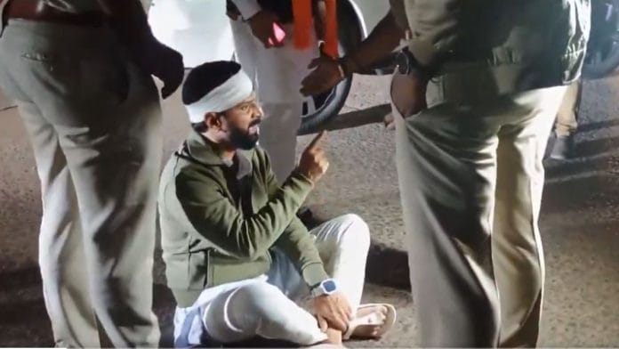 Member of Karnataka Legislative Council and BJP leader C.T. Ravi protesting after arrest | X: @CTRavi_BJP