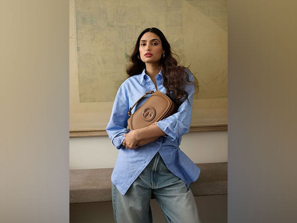 Athiya Shetty flaunts her baby bump as she takes a stroll with husband KL Rahul