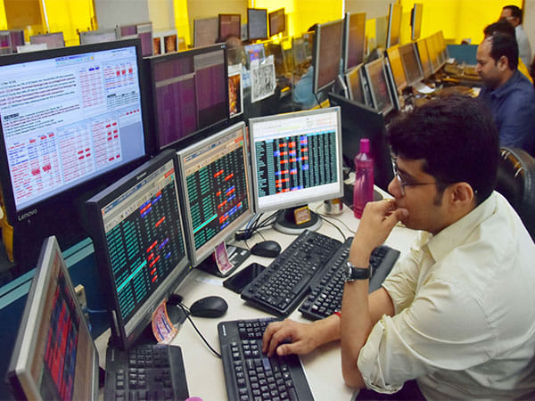 Volatility continues, Indian stock market opens lower amid mixed global cues