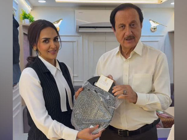 Anupam Kher, Esha Deol wrap up Vikram Bhatt's film 'Tumko Meri Kasam' 