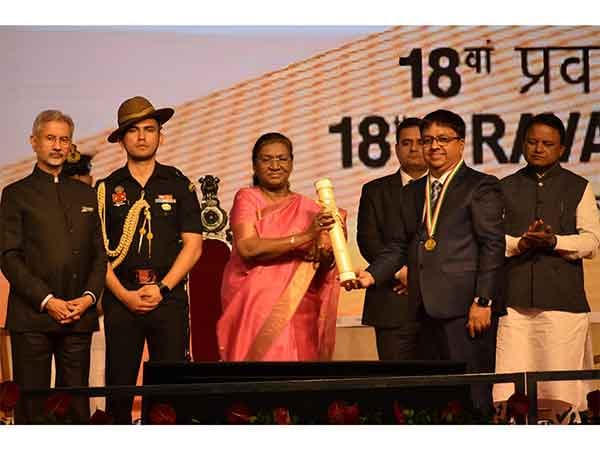 Singapore-Based Entrepreneur Atul Temurnikar, Felicitated with India's Pravasi Bhartiya Samman Award 2025