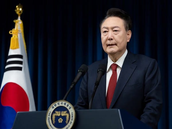 South Korea: Standoff at presidential residence as investigators try to arrest Yoon Suk Yeol