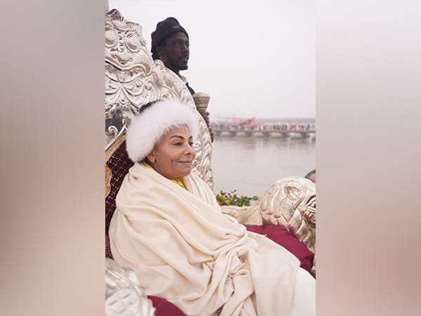 Jagadguru Sai Maa Lakshmi Devi Takes Shahi Snan/Amrit Snan at Prayagraj Maha Kumbh with Foreign Disciples
