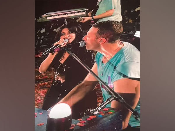 Jasleen Royal performs 'We Pray' with Chris Martin on stage at Coldplay's Mumbai concert