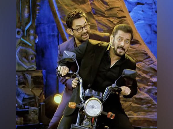 'Bigg Boss 18' finale: Salman Khan, Aamir Khan recreate 'Andaz Apna Apna' iconic scene