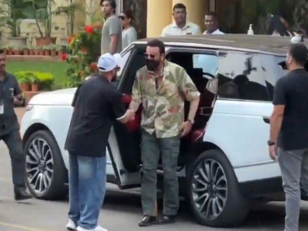 Sanjay Dutt visits Lilavati Hospital to enquire about Saif Ali Khan's health 