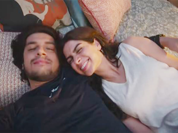 'Kaun Kinna Zaroori Si' song from 'Loveyapa' out now