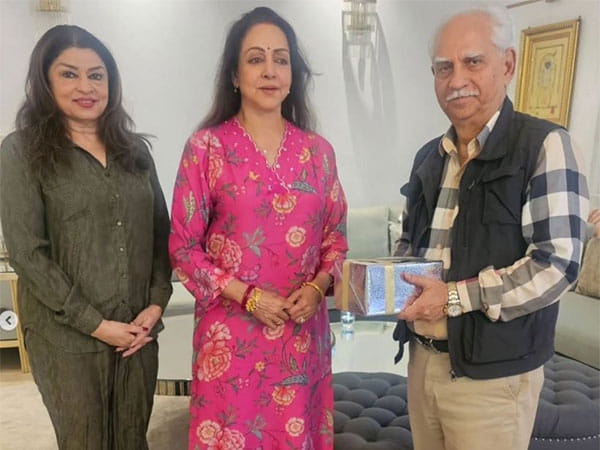 Hema Malini extends best wishes to 'Sholay' director Ramesh Sippy on birthday