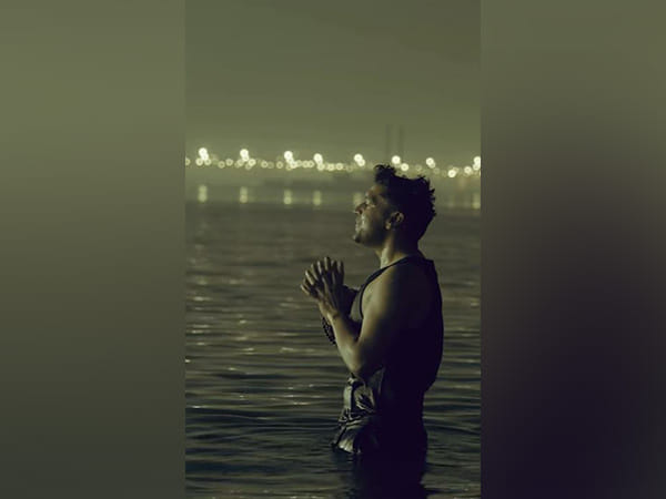Guru Randhawa takes holy dip at Mahakumbh 2025