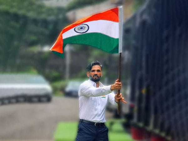 Suniel Shetty wishes everyone a 