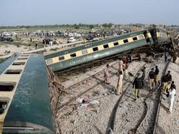 Pakistan: Three coaches of Karachi-bound Shalimar Express derail near Shahdara in Lahore 