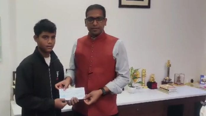 Indore District Collector Asheesh Singh rewarding a young person who reported a beggar | By special arrangement