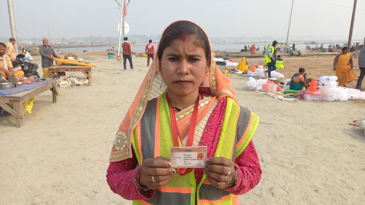 Jyoti Mehtar holding up her Aadhaar card | Prashant Srivastava | ThePrint