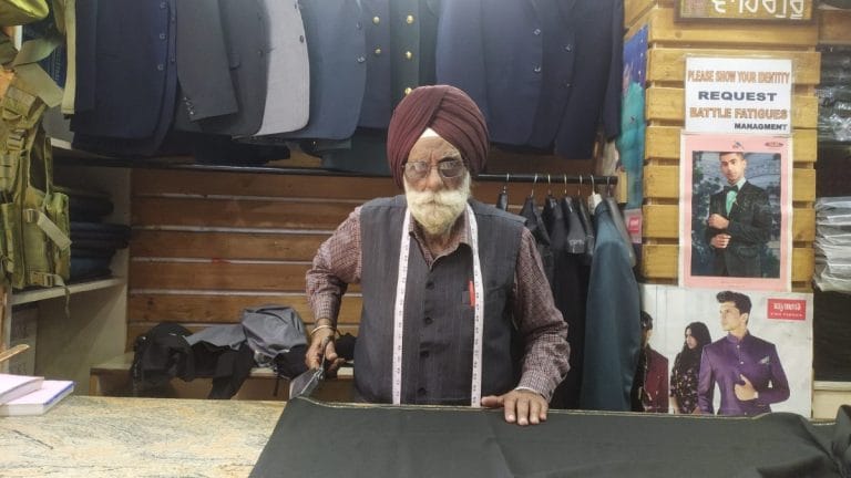 Meet Sardar Swaran Singh, 82-yr-old tailor who stitched uniforms for Sam Manekshaw, SRK in Fauji