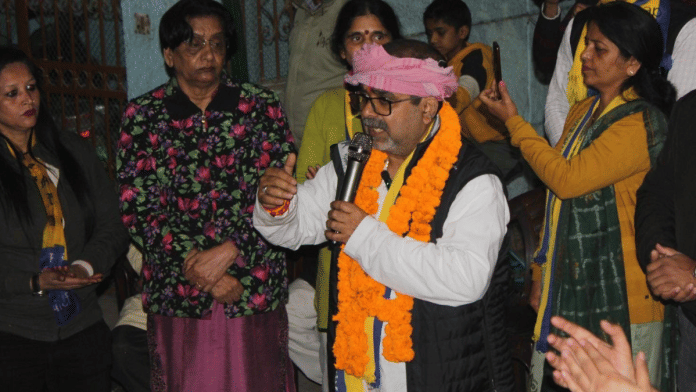 AAP candidate Avadh Ojha speaks to local residents during his poll campaigning at Mayur Vihar | By Special Arrangement