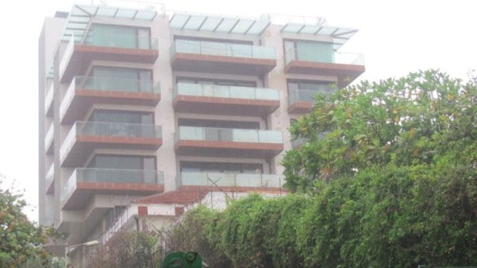 The glittery nameplate outside Shah Rukh Khan's Mannat has disappeared yet again | Wikimedia Commons