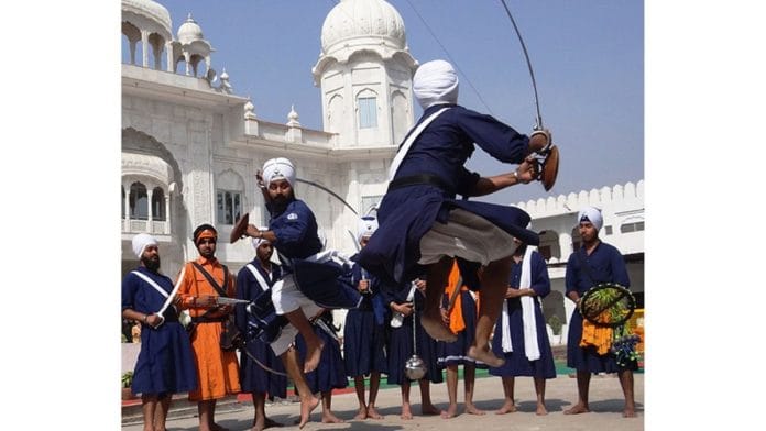Sikh men practicing gatka. Photograph: Sabkushtera(2019), Image courtesy of Wikimedia Commons
