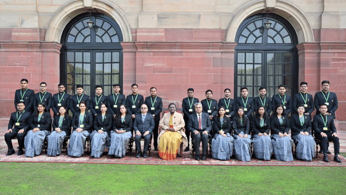 A group of Indian Statistical Service (ISS) probationers called on President Droupadi Murmu at Rashtrapati Bhavan, 14 January, Tuesday | X/@rashtrapatibhvn