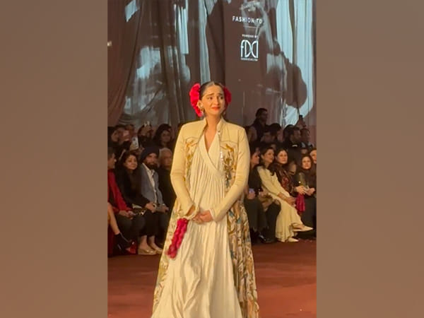 Sonam Kapoor breaks down in emotional tribute to late fashion designer Rohit Bal