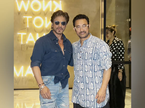 Shah Rukh Khan, Aamir Khan share warm hug at screening of 'Loveyapa', fans excited 