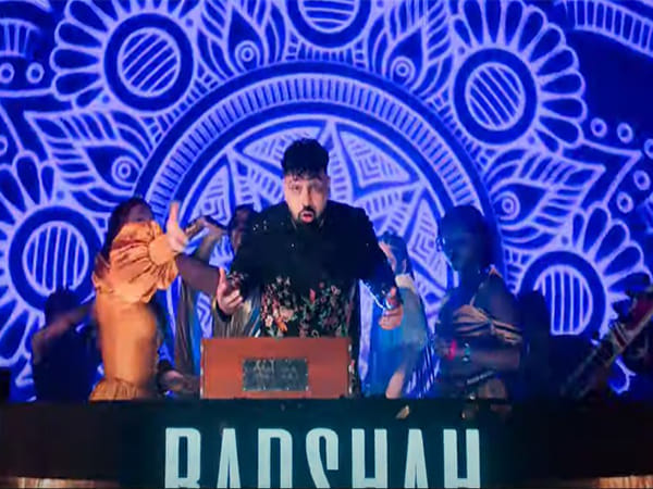 Badshah gives modern touch to Big B, Jaya Prada's 'Gori Hai Kalaiyan' song