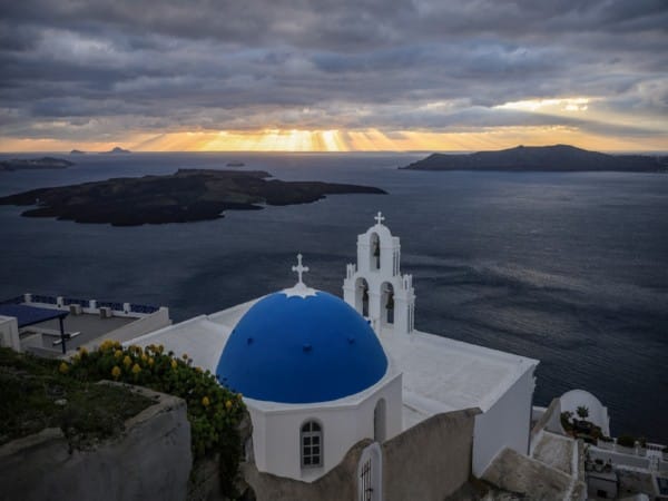 Biggest quake has not occurred yet at 'Instagram island' of Santorini in Greece