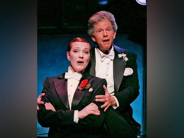 'Broadway' star Tony Roberts dies at 85 