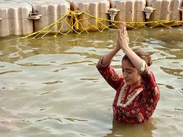 Shivangi Joshi attends Mahakumbh; takes holy dip at Triveni Sangam