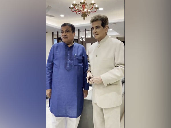 Union Minister Nitin Gadkari meets veteran star Jeetendra in Nagpur