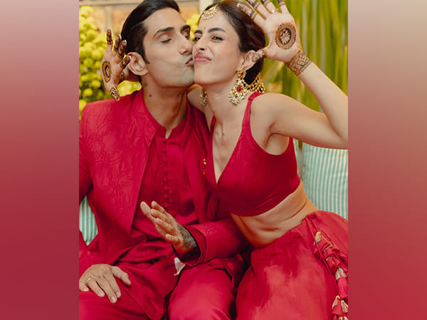 Prateik Babbar, Priya Banerjee share stunning pictures from their Mehendi ceremony, check out 