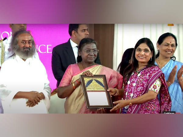 Dr. Bhagyashree Prasad Patil Honored with the Prestigious Vishalakshi Award 2025 by Hon'ble President Droupadi Murmu at the International Women's Conference