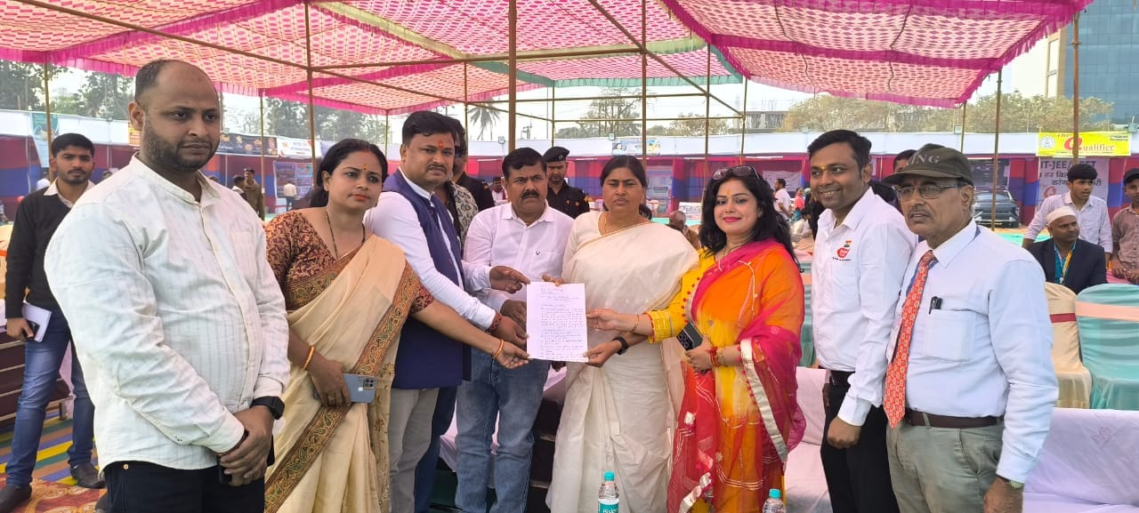 Makhana entrepreneur Manish Kumar with other traders giving memorandum to minister Leshi Singh demanding establishment of Makhana Board in Purnea | Photo: Special arrangement