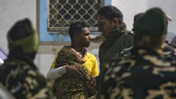 Kin of deceased at Maulana Azad Medical College mortuary, Sunday | Manisha Mondal | ThePrint