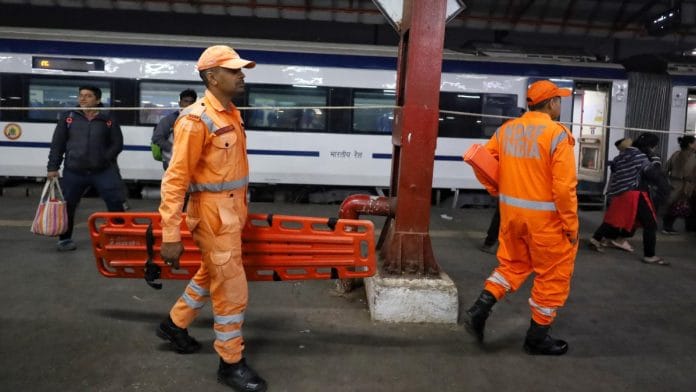 NDRF personnel at NDLS in early hours of Sunday | Manisha Mondal | ThePrint