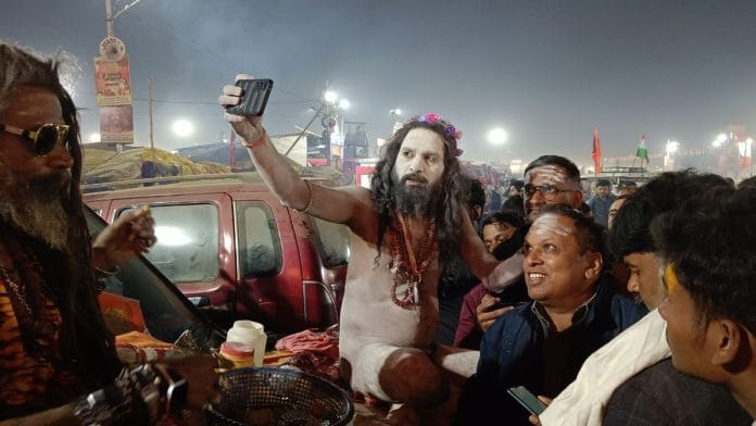 A Naga Sadhu sits on the bonnet of his car and takes selfies with devotees | Krishan Murari | ThePrint  