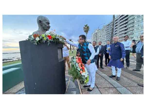 MoS Margherita offers floral tributes to Mahatma Gandhi in Uruguay