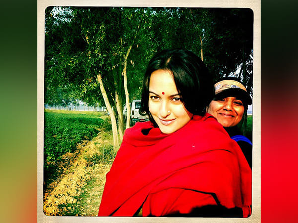 Sonakshi Sinha shares throwback pictures from sets of 'Lootera' ahead of its re-release 