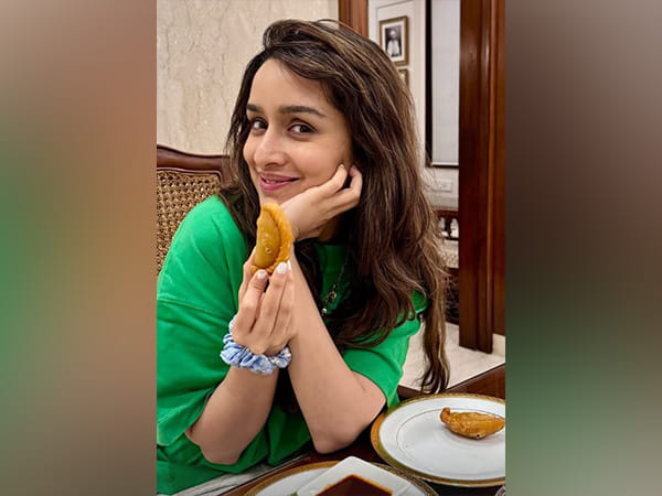 Shraddha Kapoor gorges on gujiyas as she wraps up her 