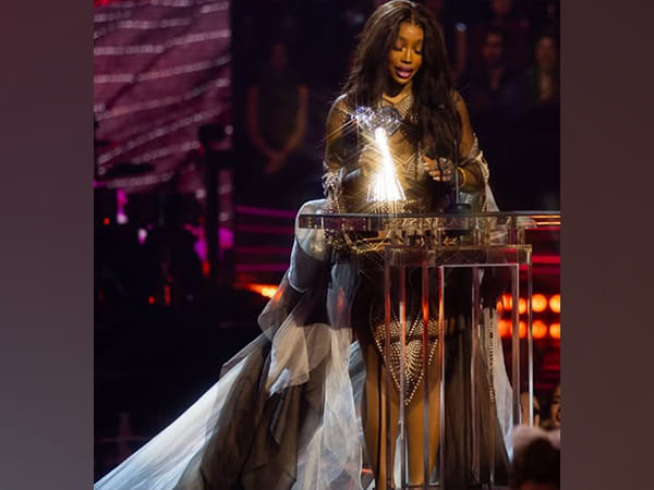 SZA wins award for R&B Artist of the Year at the 2025 iHeartRadio Music Awards 