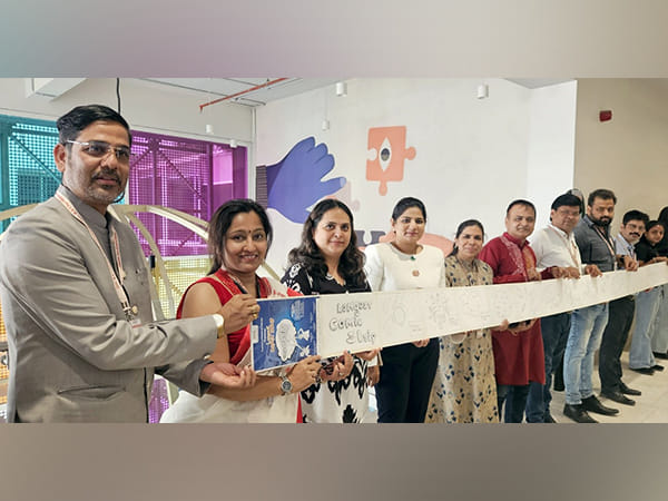 A 2-Kilometer-Long Comic Strip Created from 4,500 Illustrations