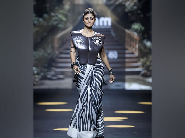 Shilpa Shetty slays ramp walk in stylish black & white saree at Lakme Fashion Week X FDCI