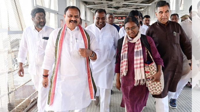 Meenakshi Natarajan, the All India Congress Committee (AICC) in-charge of Telangana, arrives in Hyderabad on a train. | Bomma Maheshkumar goud (@Bmaheshgoud6666)/ X