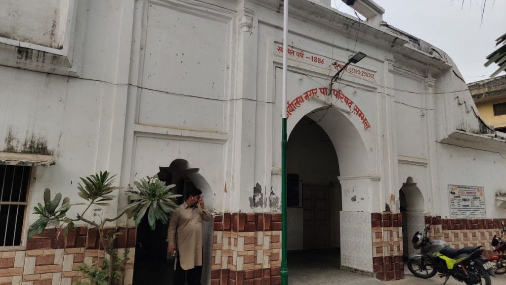 संभल में नगर पालिका कार्यालय. नगर पालिका क्षेत्रों में तीर्थ स्थलों को विकसित करने का काम नगर पालिका के अधीन है | फोटो: कृष्ण मुरारी/दिप्रिंट