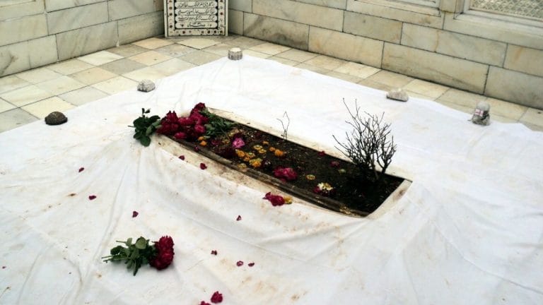 What you don’t know about Aurangzeb’s tomb. Shahuji’s visit, Sufi love for Ellora Temples